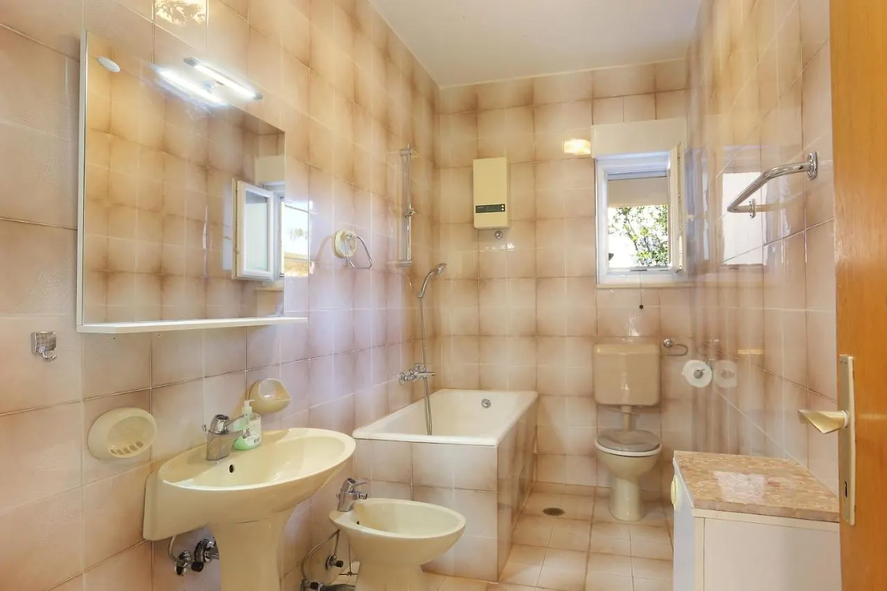 Apartments By The Sea Seget Vranjica, Trogir - 18487 ドニー・セゲット