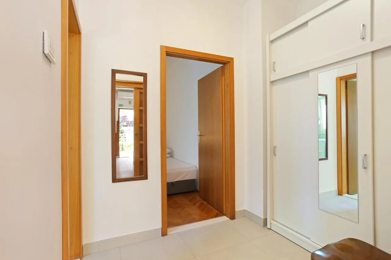 Apartments By The Sea Seget Vranjica, Trogir - 18487 ドニー・セゲット 0*,